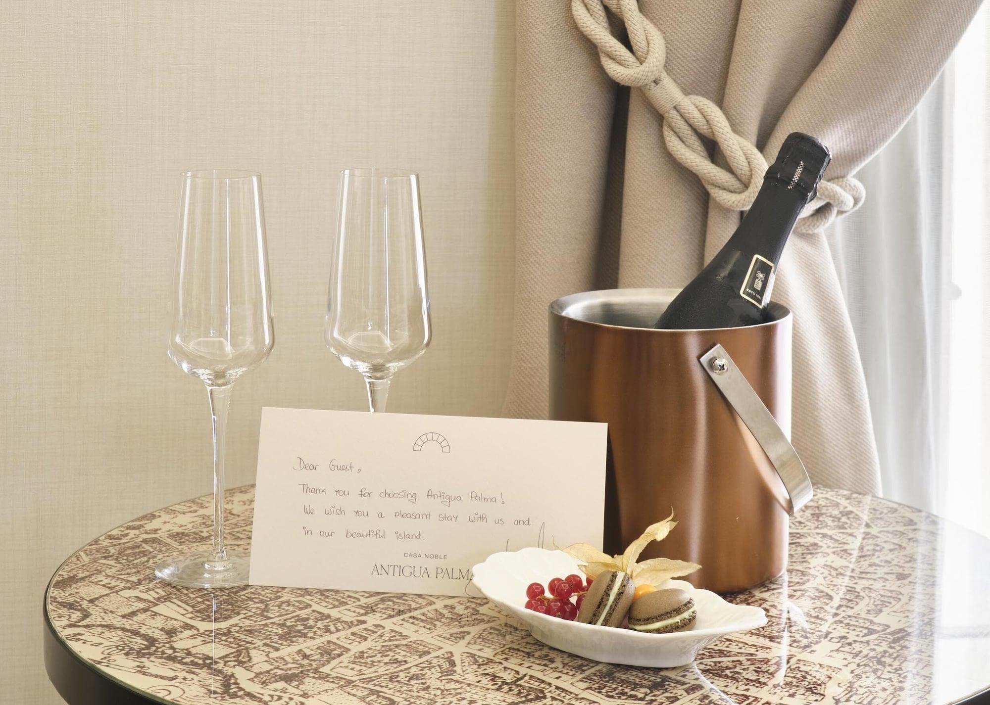 Hotel Antigua Palma - Casa Noble Kültér fotó A bottle of champagne in a cooler